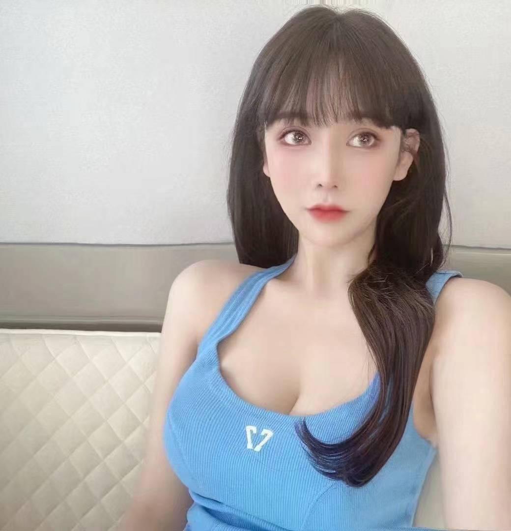 妹妹很会玩噢，水多多