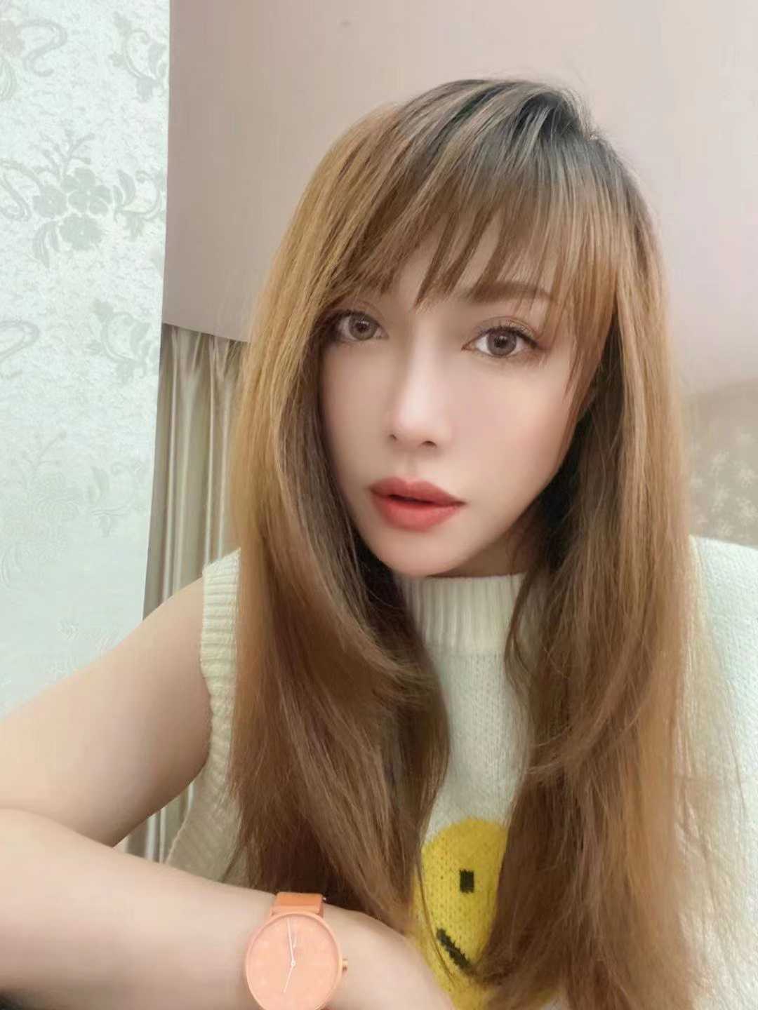 璐璐姐，性感御姐。